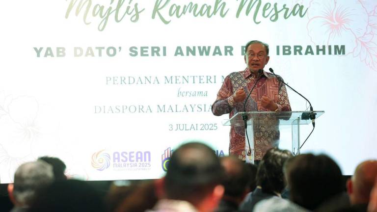 Perdana Menteri Datuk Seri Anwar Ibrahim berucap pada Majlis Ramah Mesra Bersama Diaspora malam ini sempena lawatan dua hari beliau ke Perancis. - fotoBERNAMA