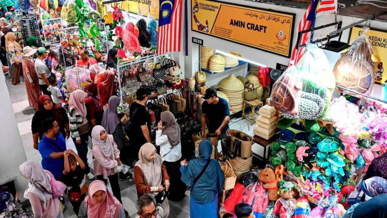 Members of the public, especially those from outside the state, took the opportunity to visit Pasar Besar Kedai Payang for shopping during the school holidays today. - BERNAMA