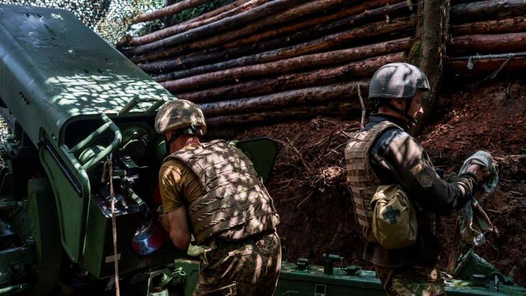 Service members of the 13th Operative Purpose Brigade 'Khartiia' of the National Guard of Ukraine prepare a howitzer before firing towards Russian troops, at a position in a front line, amid Russia's attack on Ukraine, in Kharkiv region, Ukraine July 19, 2025. - REUTERS/Serhii Korovainyi