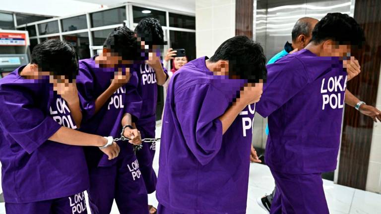 - Lima pelajar Maktab Rendah Sains Mara (MRSM) Besut direman tiga hari bagi membantu siasatan kes buli seorang pelajar di sekolah tersebut - BERNAMA