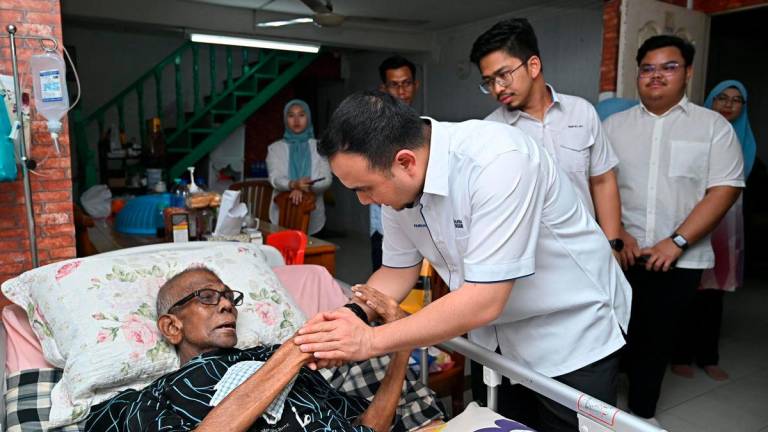 PM Anwar bantu pasangan suami isteri lumpuh