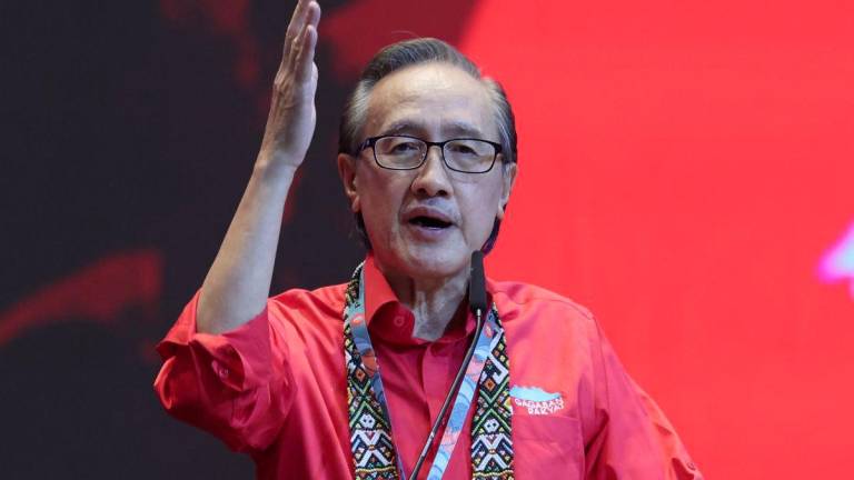 Timbalan Presiden Parti Gagasan Rakyat Sabah (Gagasan Rakyat) Datuk Seri Masidi Manjun menyampaikan ucapan pada Majlis Perasmian Serentak Persidangan Agung Tahunan Sayap Gagasan Rakyat di Pusat Konvensyen Antarabangsa Sabah (SICC) hari ini.- fotoBERNAMA