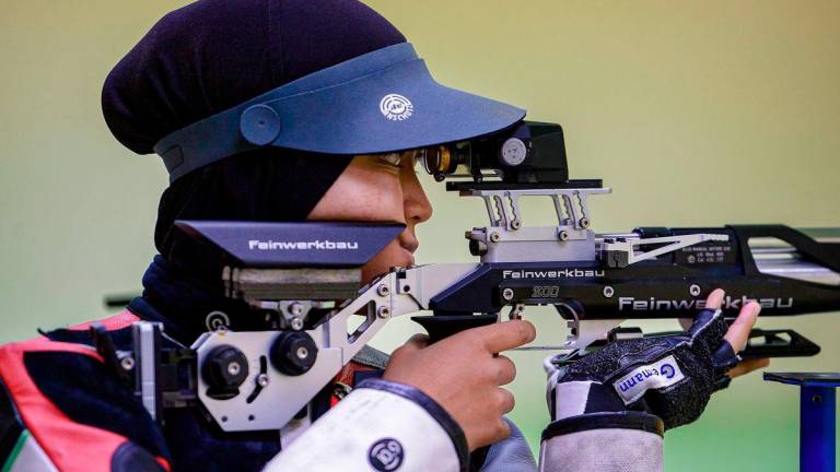 Shooter Alia Husna Budruddin during a training session in conjunction with a visit by 2025 SEA Games Chef de Mission (CDM) Nurul Huda Abdullah, who met with the national shooting squad for the 2025 SEA Games in Thailand, at Bukit Jalil today. – BERNAMA