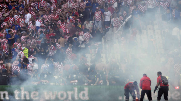 Croatia press outraged over Euro flare throwing