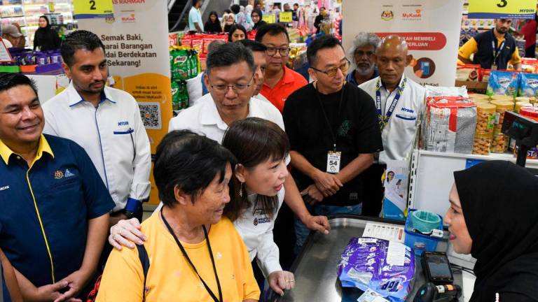Timbalan Menteri Kewangan Lim Hui Ying bersama penerima Sumbangan Asas Rahmah (SARA) semasa membeli-belah di pasar raya Mydin George Town hari ini - BERNAMA