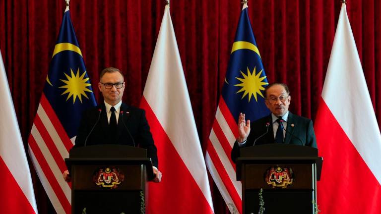 Prime Minister Datuk Seri Anwar Ibrahim (right) at a joint press conference with President of Poland Andrzej Duda during Duda’s official visit to Malaysia at Putra Perdana Complex today.- BERNAMAPIX