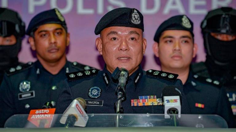 Ketua Polis Daerah Kajang ACP Naazron Abdul Yusof (tengah). - fotoBERNAMA