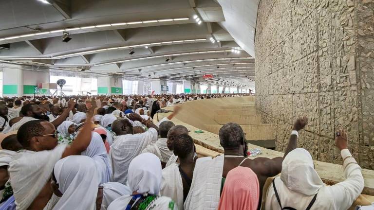 Jemaah haji dari seluruh dunia menunaikan ibadah melontar jamrah hari ini sebagai permulaan sambutan Aidiladha. Ibadah melontar yang dilaksanakan jemaah haji di Mina bukan sekadar memenuhi tuntutan syariat, malah membawa maksud lebih mendalam sebagai simbol pembaharuan diri dan penolakan sifat mazmumah dalam kehidupan seorang Muslim. fotoBERNAMA