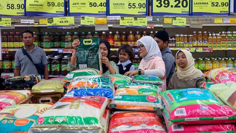 Warga Terengganu memanfaatkan bantuan Sumbangan Asas Rahmah (SARA) sebanyak RM100 dengan membeli barangan keperluan harian semasa tinjauan di Mydin Kuala Terengganu hari ini. Bantuan SARA sebanyak RM100 secara sekali beri kepada semua warganegara Malaysia berusia 18 tahun ke atas mula disalurkan melalui MyKad bermula hari ini, memberi manfaat kepada 22 juta rakyat dengan peruntukan RM2 bilion -fotoBERNAMA
