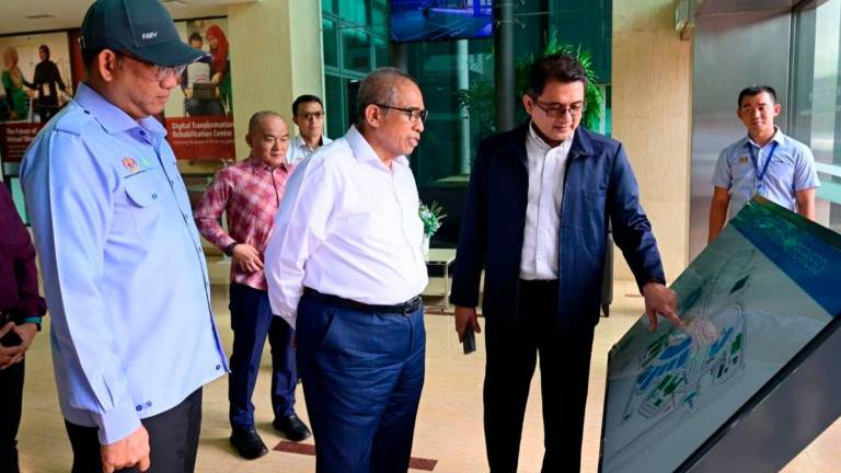 Tan Sri Shamsul Azri Abu Bakar / Facebook. Tan Sri singgah di Pusat Rehabilitasi PERKESO Tun Abdul Razak di Ayer Keroh