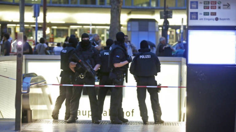 'Lone' Munich shooter kills nine, commits suicide