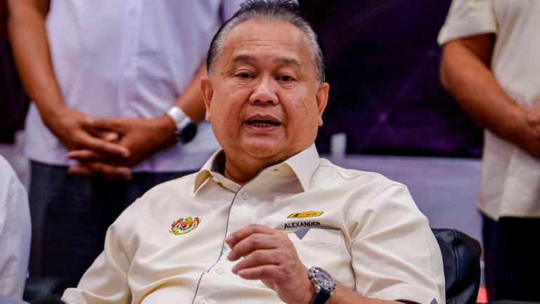 Datuk Seri Alexander Nanta Linggi. Bernamapix