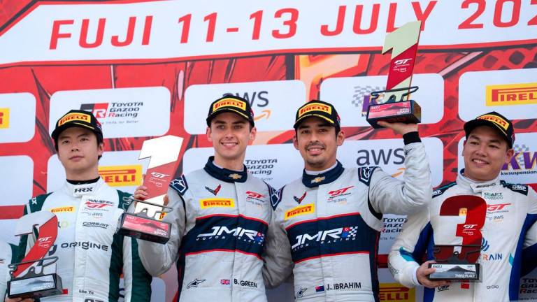 Pasukan Johor Motorsports Racing (JMR) terus mencipta sensasi di pentas antarabangsa apabila Tunku Panglima Johor Tunku Abdul Rahman Sultan Ibrahim (dua, kanan) menjuarai Perlumbaan 2 Kejohanan GT World Challenge Asia di Fuji International Speedway, Jepun hari ini- BERNAMA