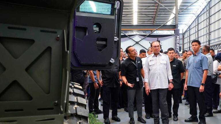 Perdana Menteri Datuk Seri Anwar Ibrahim melihat kenderaan berperisai mobiliti tinggi (HMAV 4x4) Tarantula ketika membuat lawatan selepas Perasmian Kilang Pembuatan Kenderaan Perisai Nasional di Mildef Technologies Sdn Bhd (Mildef), Sendayan hari ini. Turut hadir, Pengarah Urusan Mildef International Technologies Sdn. Bhd. (Mildef) Datuk Seri Mohd Nizam Kasa.