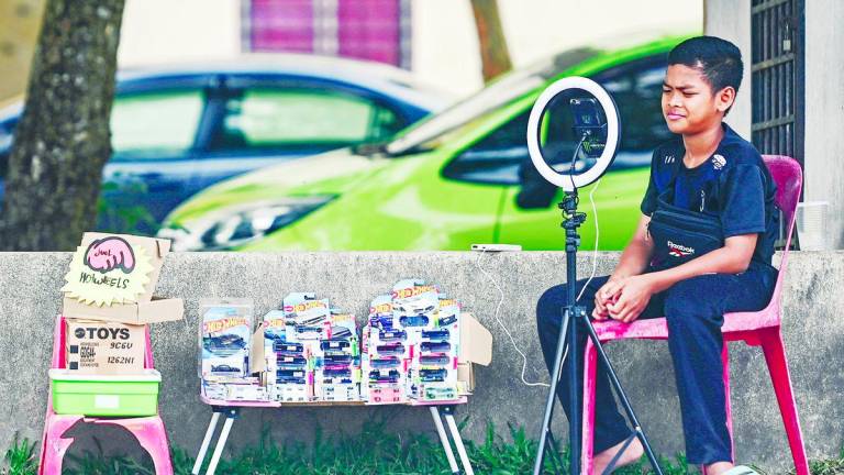 While teenagers master TikTok and digital natives switch between multiple platforms, many older adults struggle just to get online. – BERNAMAPIX