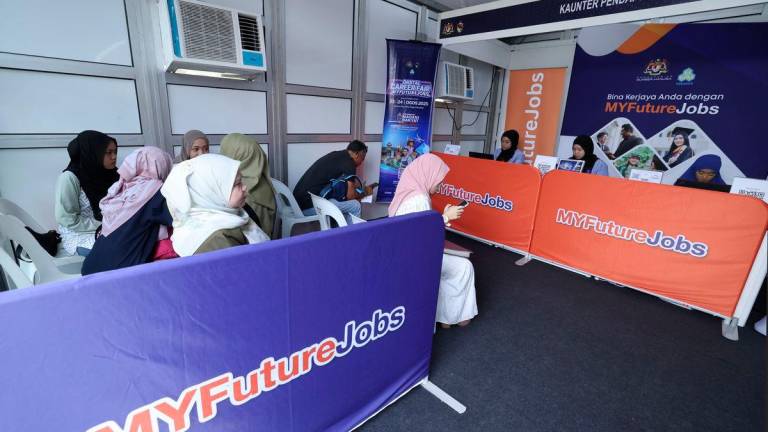 Karnival Kerjaya MyFuture Jobs (Digital Career Fair) dianjurkan sempena Program MADANI Rakyat (PMR) 2025 Negeri Sembilan menerima sambutan memberangsangkan apabila menerima lebih 550 pendaftaran awal bermula semalam di Dataran Nilai. Karnival kerjaya ini menawarkan lebih 1,000 peluang pekerjaan -fotoBERNAMA