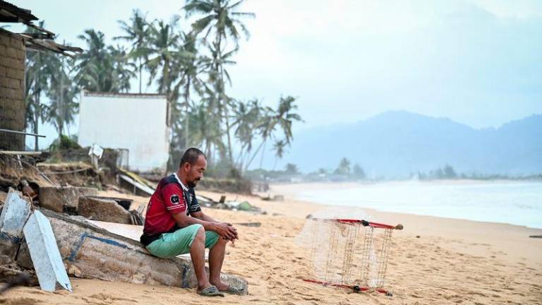 Seorang penduduk, Zakaria Zainal, 45, kelihatan sugu selepas rumahnya hanyut dibawa ombak susulan fenomena ombak besar yang berlaku ketika tinjauan di Kampung Cacar Lama di sini. - fotoBERNAMA