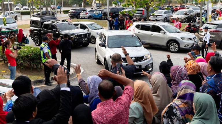 Kenderaan yang membawa bekas Perdana Menteri Datuk Seri Najib Razak masuk ke Istana Kehakiman Putrajaya hari ini.- fotoBERNAMA