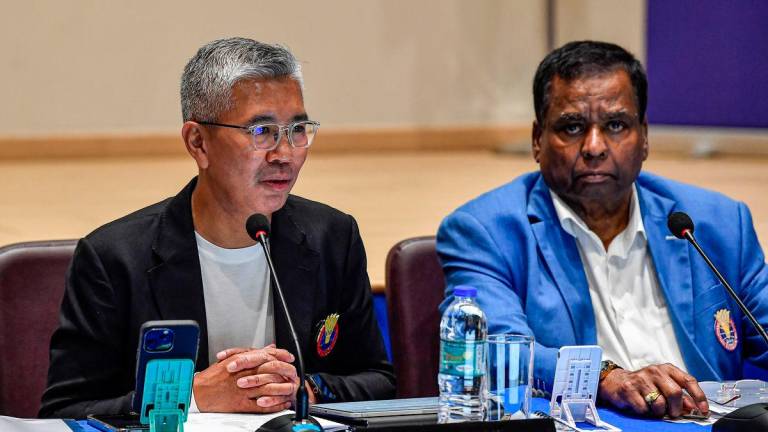 Presiden baharu Persatuan Badminton Malaysia (BAM) Tengku Datuk Seri Zafrul Tengku Abdul Aziz (kiri) ketika mempengerusikan Mesyuarat Majlis Persatuan Badminton Malaysia (BAM) di Akademi Badminton Malaysia, Bukit Kiara hari ini. Turut serta Timbalan Presiden Persatuan Badminton Malaysia (BAM) Datuk V. Subramaniam (kanan) -fotoBERNAMA