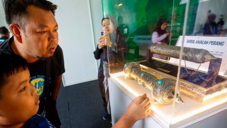 Gambar Hiasan Sahaja: 3D Gaza Time Tunnel turut mempamerkan artifak asal dari Gaza seperti mata wang, manuskrip lama dan koleksi khas sempena Karnival Sumud Nusantara 2025 di Dataran Merdeka hari ini- BERNAMA