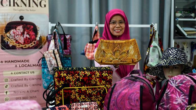 Pengusaha kraf, Noraini A. Ghani, 46, menunjukkan blok batik yang digunakan dalam penghasilan produk kraf berasaskan batik ketika ditemui di Kampung Banggol Donas, hari ini - BERNAMA