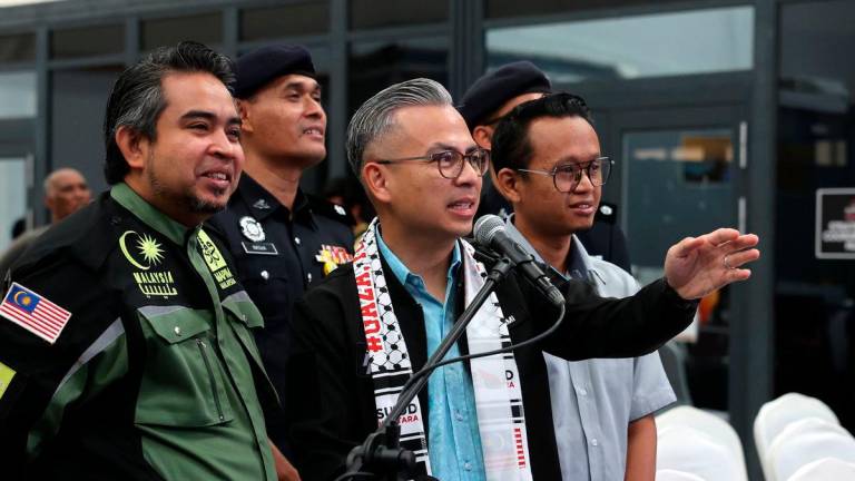 Menteri Komunikasi, Datuk Fahmi Fadzil (dua, kiri) berinteraksi melalui sidang video bersama peserta Malaysia yang menyertai Global Sumud Flotilla ketika melawat Sumud Nusantara Command Centre di MAPIM Malaysia Central Warehouse, hari ini. Turut hadir Ketua Pegawai Eksekutif Majlis Perundingan Pertubuhan Islam Malaysia (MAPIM), Datuk Dr Ahmad Sani Araby Al-Kahery (kiri)- BERNAMA