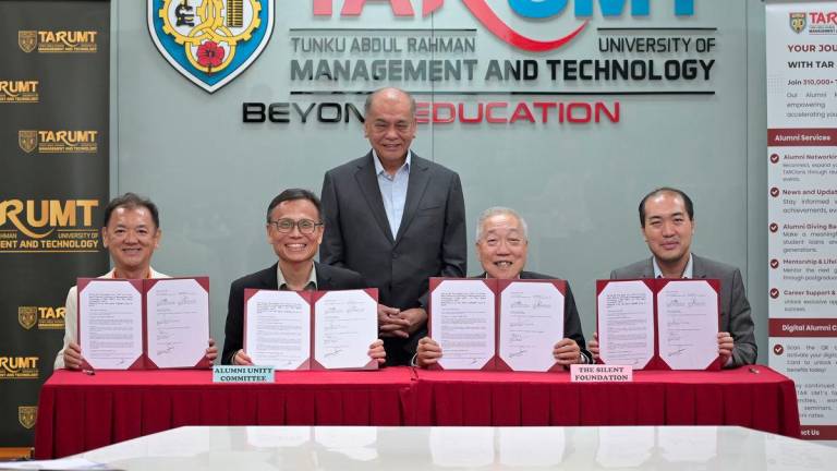 (From left) Adrian Yeo, TAR UMT Alumni Unity Committee, Prof Dato’ Indera Dr Lee Sze Wei, President of TAR UMT, Tan Sri Chan Kong Choy and Teng Ngiek Lian and Matthew Teng, CEO of The Silent Foundation at the launch ceremony of the “Silent TAR UMT Fund”