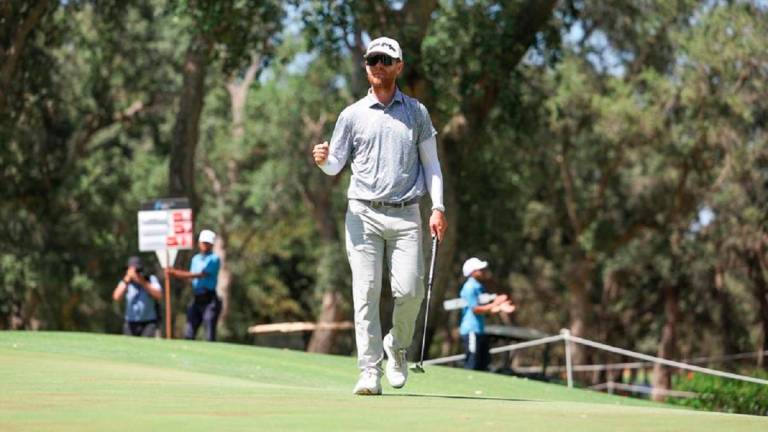 Scott Vincent winning putt on the 18th Green. – Steve Bardens / Asian Tour