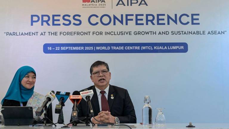 AIPA Presiden Tan Sri Dr Johari Abdul semasa persidangan akhbar do World Trade Centre, Kuala Lumpur. Turut bersama, setiausaha-agung Siti Rozaimeriyanty Abdul Rahman (kiri) - fotoBERNAMA