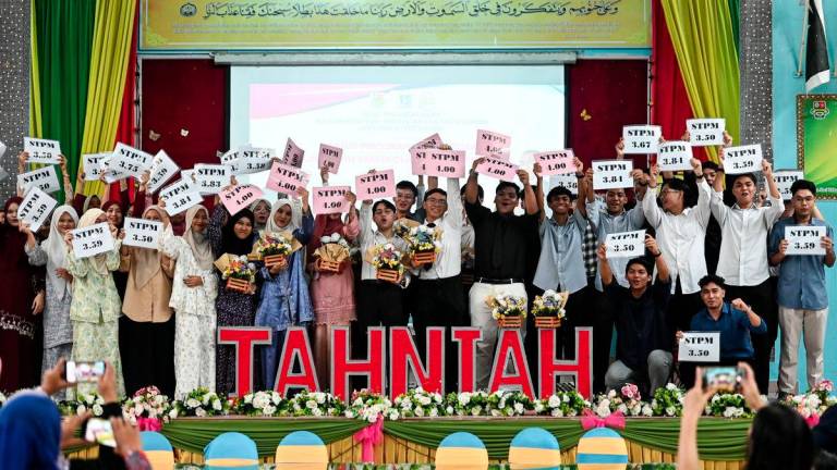 Calon-calon cemerlang Sijil Tinggi Persekolahan Malaysia (STPM) 2024 Sekolah Menengah Kebangsaan Sultan Sulaiman bergambar kenangan semasa tinjauan hari ini. - fotoBERNAMA