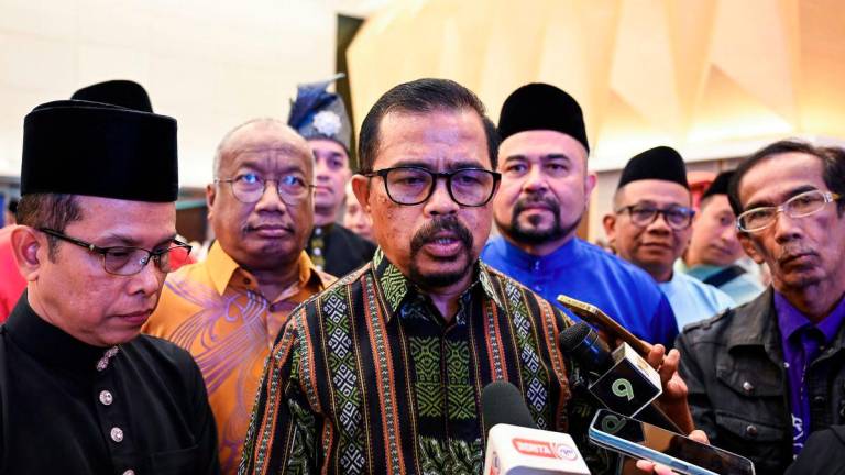 President of the Congress of Unions of Employees in the Public and Civil Services (CUEPACS), Datuk Dr Adnan Mat (centre), speaks to the media at the MADANI Appreciation Dinner held in conjunction with the 10th Triennial Delegates Conference of CUEPACS Terengganu, at a hotel in Kuala Terengganu last night. – BERNAMA