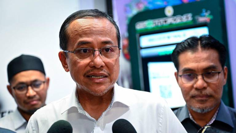 Menteri Besar Terengganu, Datuk Seri Dr Ahmad Samsuri Mokhtar bercakap kepada media pada Majlis Pelancaran Pusat Cari Kerja Terengganu dan Karnival Kesejahteraan Pekerjaan dan Keusahawanan Negeri Terengganu 2025 di Pusat Cari Kerja Terengganu hari ini. - BERNAMA