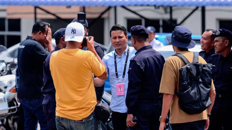 Calon Barisan Nasional (BN) Syed Hussien Syed Abdullah (tengah) melawat pusat pengundian awal sempena Pilihan Raya Kecil (PRK) Dewan Undangan Negeri (DUN) Mahkota - fotoBERNAMA