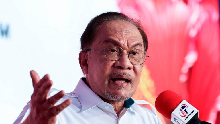 Perdana Menteri Datuk Seri Anwar Ibrahim berucap pada Majlis Peluncuran Bulan Kebangsaan dan Kibar Jalur Gemilang 2025 di Dataran Tanjung Emas hari ini - BERNAMA