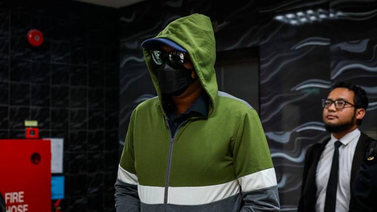 Jurutera Mohamed Rizal Salim, 40, (kiri) mengaku tidak bersalah di Mahkamah Sesyen hari ini atas satu pertuduhan meminta suapan sebanyak RM13,000 daripada seorang pengarah syarikat, tiga tahun lalu - BERNAMA