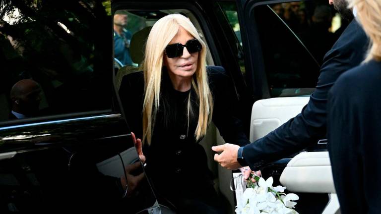 Italian fashion designer Donatella Versace arrives at the Armani Theatre where late Italian fashion designer Giorgio Armani lies-in state, in Milan on September 6, 2025. Giorgio Armani died on September 4, 2025 at 91. (Photo by Stefano RELLANDINI / AFP)
