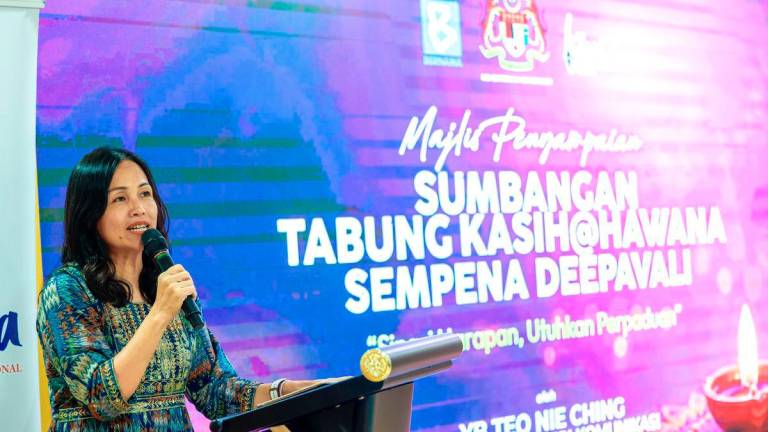 Timbalan Menteri Komunikasi Teo Nie Ching berucap pada Majlis Penyampaian Sumbangan Tabung Kasih @ HAWANA sempena sambutan Deepavali di Wisma Bernama, Kuala Lumpur, hari ini. - BERNAMA