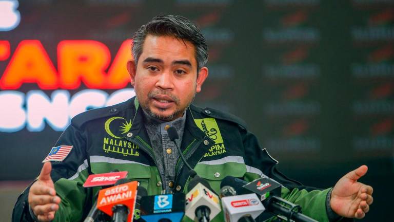 Ketua Pegawai Eksekutif Majlis Perundingan Pertubuhan Islam Malaysia (MAPIM) Datuk Dr Ahmad Sani Araby Al-Kahery memberikan taklimat keadaan terkini rakyat Malaysia yang ditahan pada sidang media di Pusat Gerakan Sumud Nusantara (SNCC) hari ini - fotoBERNAMA