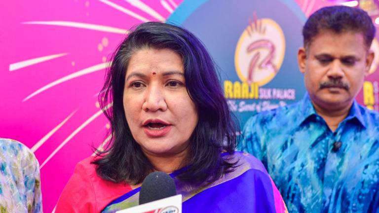 Timbalan Menteri Perpaduan Negara, Saraswathy Kandasami ditemui pengamal media selepas perasmian dua pencapaian Malaysia Book of Records oleh Raaji Silk Palace, hari ini. - BERNAMA