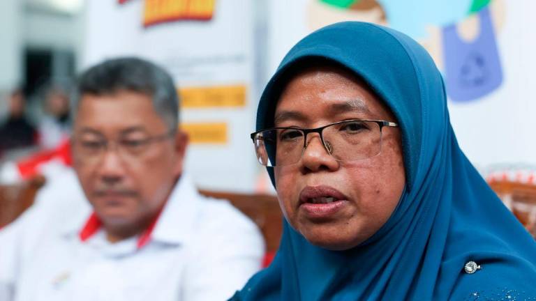 Timbalan Menteri Perumahan dan Kerajaan Tempatan Datuk Aiman Athirah Sabu ketika bercakap kepada media selepas Majlis Karnival Komuniti MADANI di Program Perumahan Rakyat (PPR) Kota Bharu hari ini-fotoBERNAMA