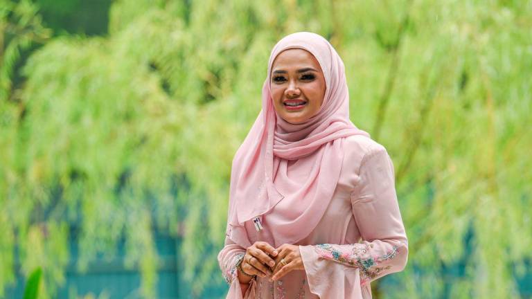 Pelakon dan usahawan, Zarina Zainuddin pada Anugerah Worthy Wonder Women 2025 bersempena Hari Wanita Kebangsaan di KL Wellness City Gallery hari ini -fotoBERNAMA