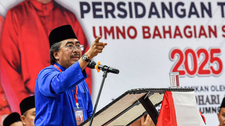 UMNO Vice President Datuk Seri Johari Abdul Ghani delivers a speech at the UMNO Seremban Division Delegates Meeting in Warisan Puteri today. - BERNAMA