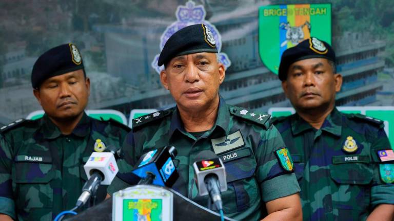 Komander Briged Tengah, SAC Hakemal Hawari (tengah) mengadakan sidang media khas berhubung kejayaan tangkapan dan rampasan melibatkan sindiket penyeludupan migran di bawah Akta ATIPSOM 2007 di Briged Tengah Pasukan Gerakan Am (PGA), Cheras, Kuala Lumpur, hari ini. - BERNAMA