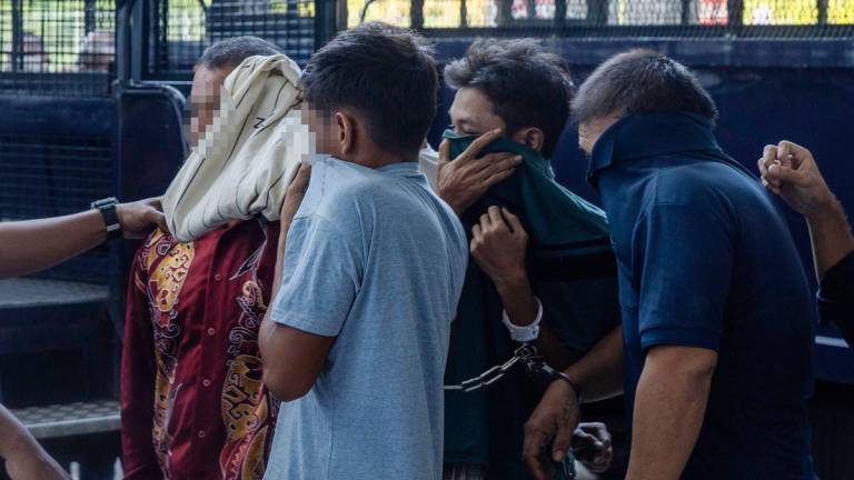 Ahmad Ammar Rusydi Mohd Hanafi, 23, (kanan) dan abangnya, Mohammed Hibatul-Alimi, 34, (dua, kanan) dihadapkan di Mahkamah Majistret hari ini atas pertuduhan berasingan mengedar dadah jenis kanabis berjumlah 35.58 kilogram (kg) pada 5 Ogos lalu - BERNAMA