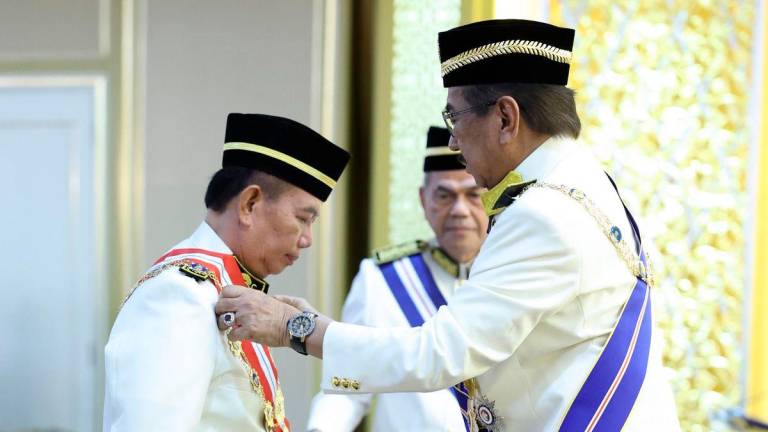 Yang Dipertua Negeri Sabah Tun Musa Aman mengurniakan darjah kebesaran tertinggi Sabah, Seri Panglima Darjah Kinabalu (SPDK) membawa gelaran Datuk Seri Panglima kepada Menteri Pembangunan Luar Bandar Sabah Datuk Seri Panglima Jahid Jahim pada Istiadat Pengurniaan Darjah Kebesaran, Bintang, dan Pingat Kehormat Negeri Sabah 2025 sempena Sambutan Ulang Tahun Kelahiran Rasmi ke-74 Yang Dipertua Negeri Sabah di Istana Seri Kinabalu hari ini - BERNAMA