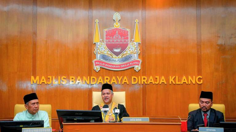 Mayor of the Royal Klang City Council (MBDK), Datuk Abd Hamid Hussain (centre), speaks at a press conference regarding MBDK’s preparations for the royal wedding procession of the Raja Muda of Selangor, Tengku Amir Shah Sultan Sharafuddin Idris Shah, after chairing MBDK’s monthly meeting here today. – BERNAMA