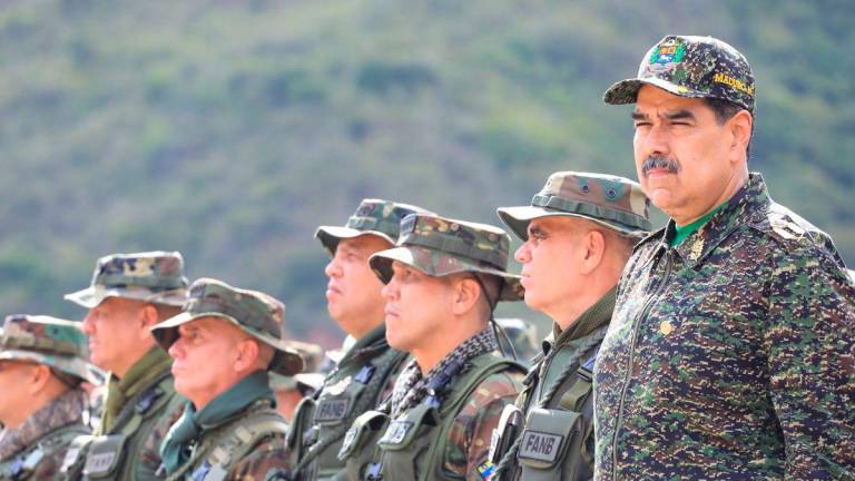 This handout picture released by the Venezuelan Presidency on August 28, 2025, shows Venezuela’s President Nicolas Maduro (R) watching military exercises at a training camp in Caracas. Venezuela’s President Nicolas Maduro said that “there is no way” a foreign force could invade Venezuela on August 28, 2025, amid military operations announced by the United States in the Caribbean, which the leftist leader describes as a “threat” to his country. (Photo by ZURIMAR CAMPOS / VENEZUELAN PRESIDENCY / AFP)