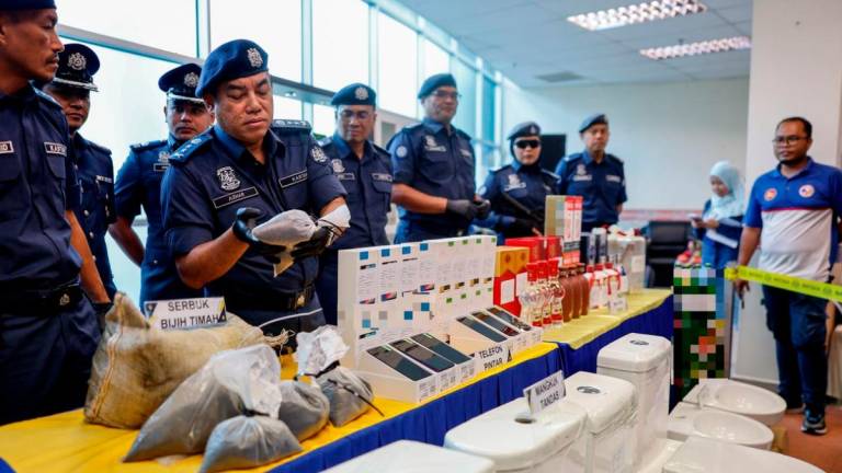 Pengarah Kastam Negeri Selangor Mohamad Azhar Ahmad Paharazi menunjukkan barangan rampasan pada sidang media Jabatan Kastam Diraja Malaysia (JKDM) Negeri Selangor mengenai kejayaan menggagalkan penyeludupan pelbagai komoditi dengan anggaran nilai dan cukai keseluruhan melebihi RM6.05juta di Wisma Kastam Selangor, Pulau Indah hari ini - fotoBERNAMA