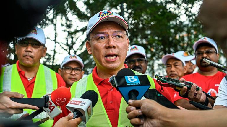 Menteri Perumahan dan Kerajaan Tempatan Nga Kor Ming menjawab pertanyaan wartawan pada Majlis Pelancaran Hari Cuci Malaysia 2025 di Pantai Cahaya Negeri hari ini-fotoBERNAMA