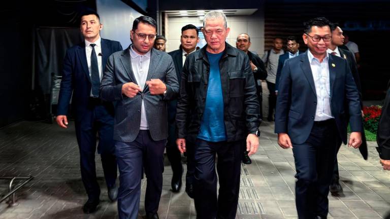 Timbalan Perdana Menteri Datuk Seri Fadillah Yusof (tengah) tiba di Tashkent, Uzbekistan awal pagi Sabtu bagi memulakan lawatan kerja rasmi beliau di Republik ini. BERNAMA